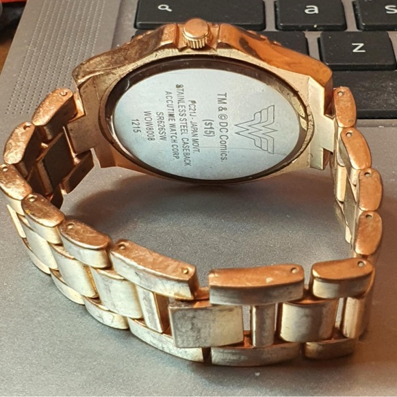 🦋10/$20🦋 Wonder Woman by Accutime Goldtone Rhinestone Women's Watch - Picture 3 of 4